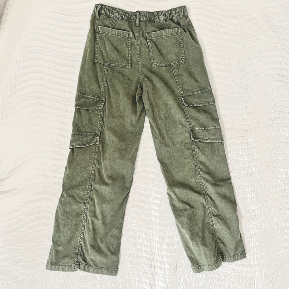 Juniors' SO® Low-Rise Distressed Wide Leg 6 Pocket Cargo Pants in Olive Forest - Picture 3 of 9